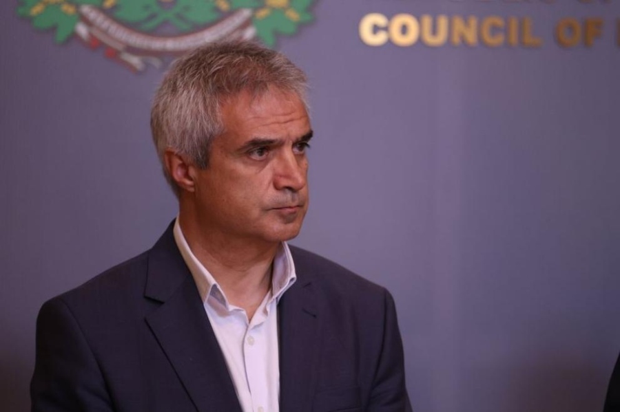 Министър Радев: Стотици хиляди абонати са без ток, ситуацията е сложна