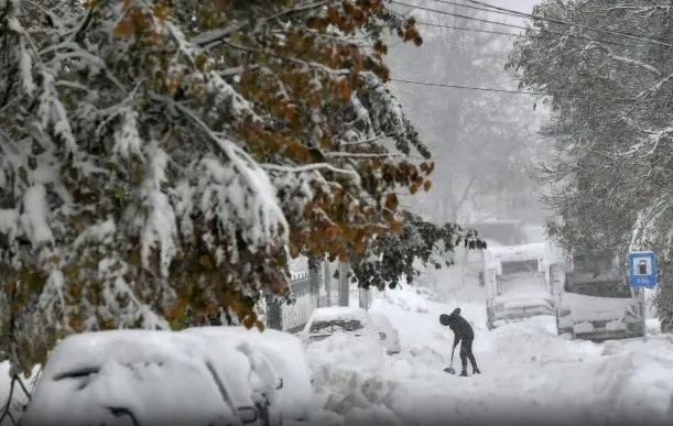 Стотици населени места все още са без ток