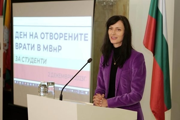 Мария Габриел: Гордея се с младите хора на България