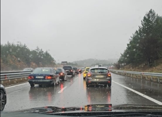 Километрично задръстване на магистрала Тракия в посока София заради катастрофа