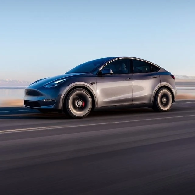 Tesla предлага фабрично напукано стъкло