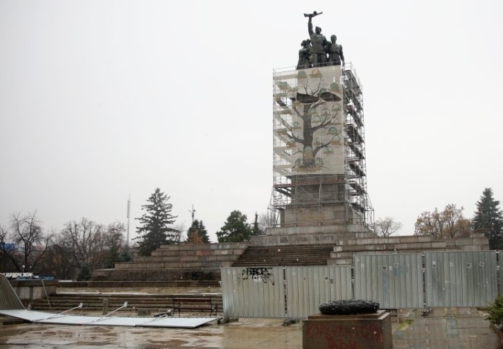 Областната управа на София: Паметникът на Съветската армия спешно трябва да бъде демонтиран