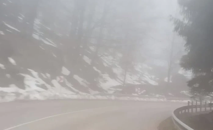 Гъста мъгла и зимна обстановка на прохода Петрохан