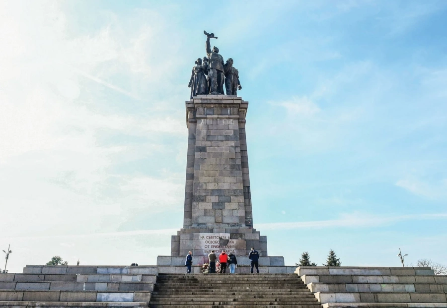 Махат фигурите на Паметника на Съветската армия до 30 дни  