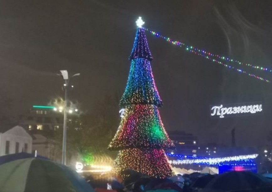 Бургас има най-красивата елха! Лошото време не помрачи празника на Тройката