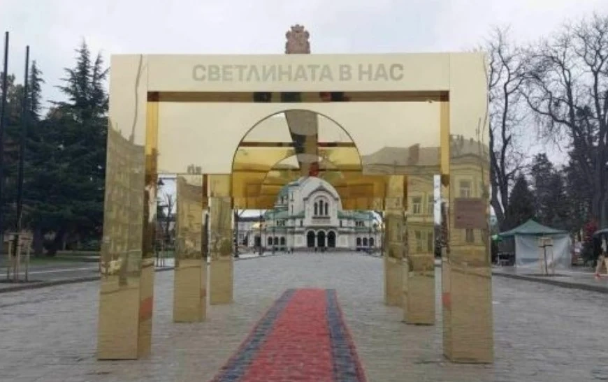 Авторите на златната арка: По проект беше по-голяма, намалиха я, за да стигнат парите