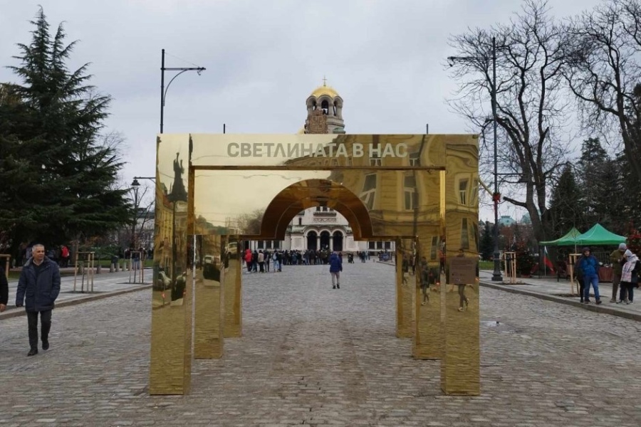 Каква е била идеята на автора на арката пред храм Св. Ал. Невски?