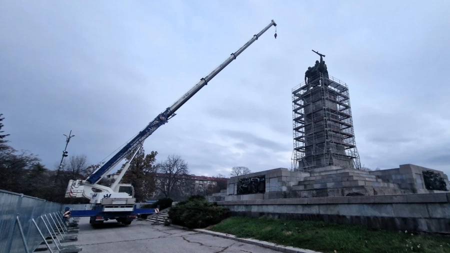 Започна демонтажът на паметника на Съветската армия