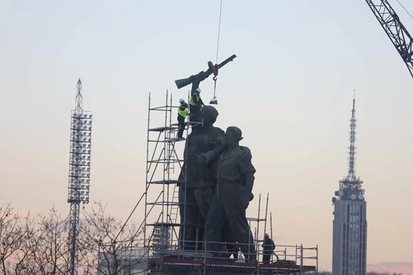 Демонстранти пред монумента: Искаме български паметник!