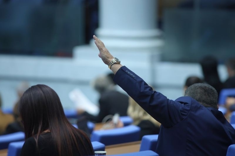 Ресторантите остават с 9% ДДС за цялата 2024 г. Туроператорите и фитнеси до юли 