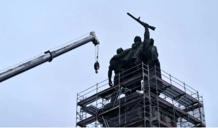 Демонтажът на Паметника на съветската армия продължава