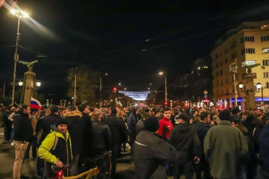 Заради демонтажа на Паметника на Съветската армия: Протест блокира движението на Орлов мост 