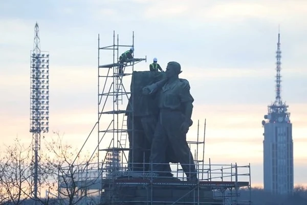 Махнаха главата от Паметника на Съветската армия, демонтажът продължава 