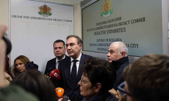 БСП нахлу при областния управител на София, викат полиция 