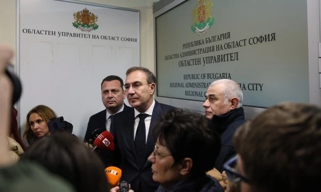 БСП нахлу при областния управител на София, викат полиция 