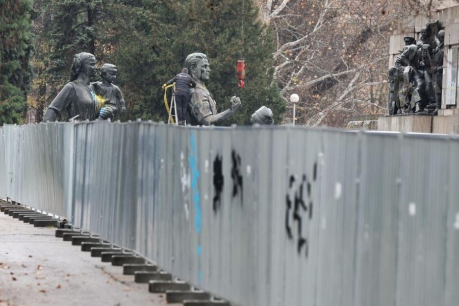 Демонтажът продължава, премахнаха и третата фигура от Паметника на Съветската армия