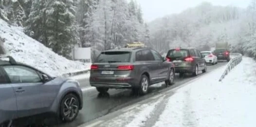Затвориха прохода Предела, има блокирани камиони