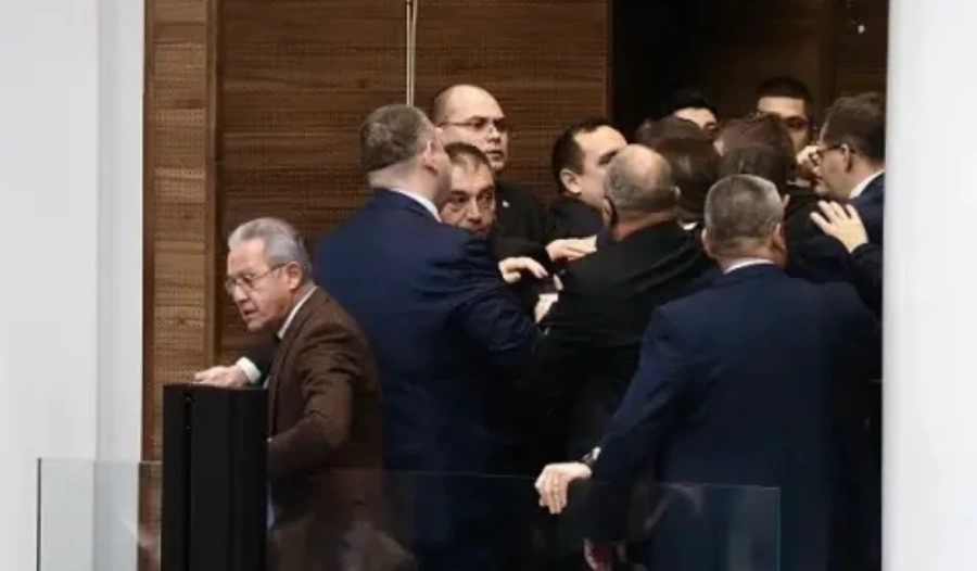 Бой между ДПС и Възраждане в НС