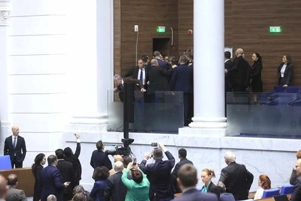 Противопожарна аларма в парламента след боя на депутатите