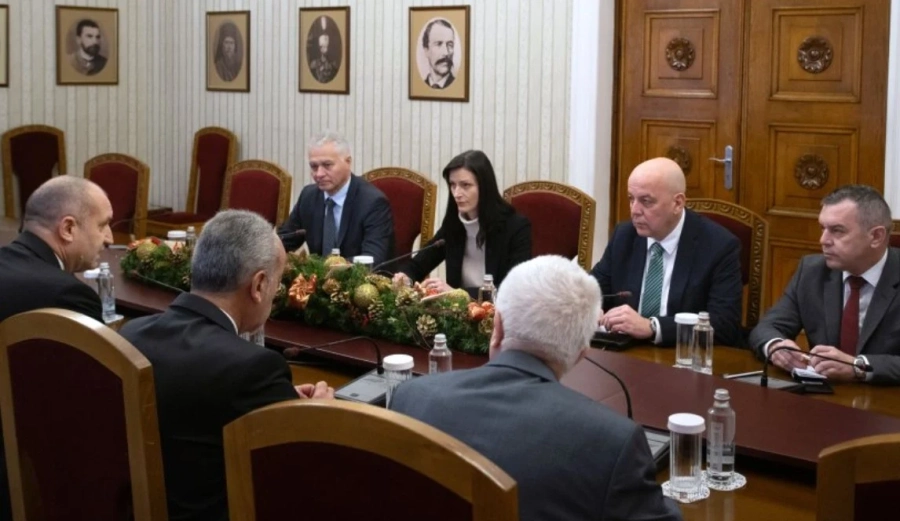 Радев събра на среща Габриел и шефовете на службите заради българите на отвлечените кораби