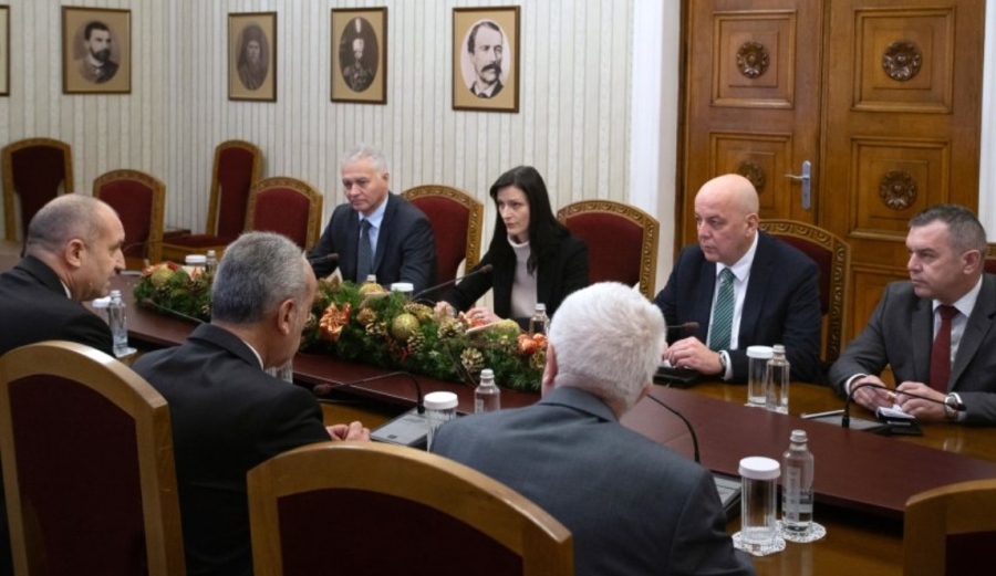 Радев събра на среща Габриел и шефовете на службите заради българите на отвлечените кораби