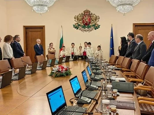 Денков свърза невиждания от години брой щастливи българи с управлението