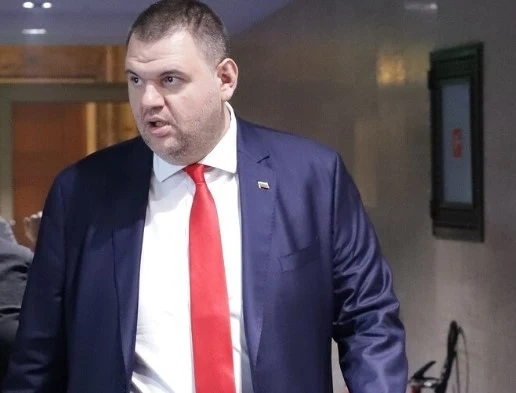 Пеевски: Призовавам Радев да обърне светлината към президентската институция
