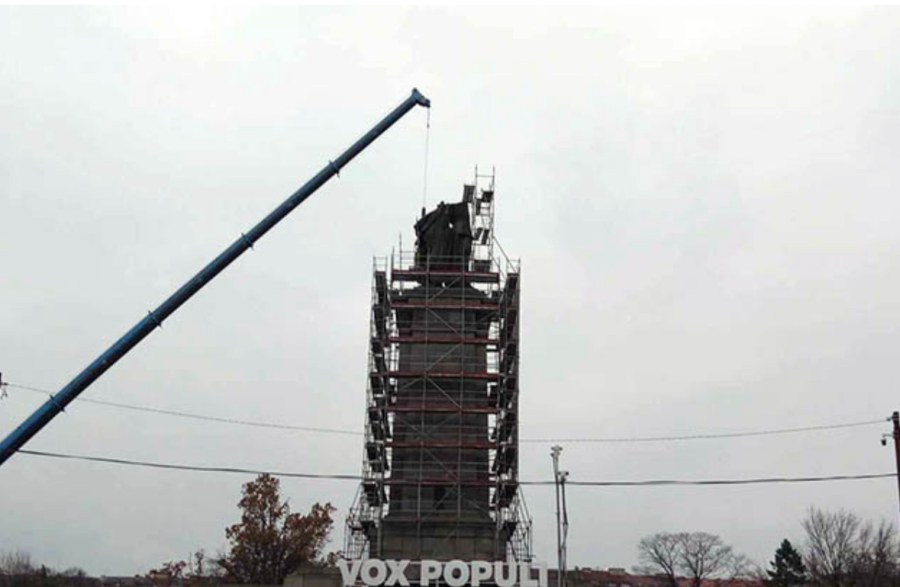 Транспортират демонтираните бронзови фигури от ПСА до площадка за съхранение