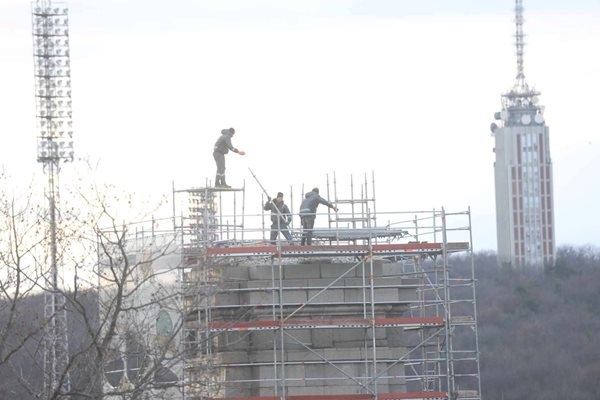 Нарязаните фигури от Паметника на Съветската армия изнесени по тъмно