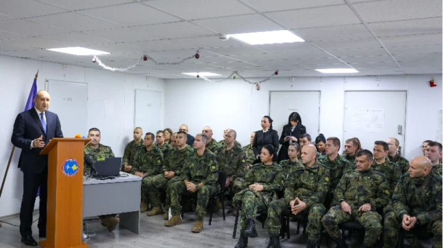 Радев връчи почетен знак на българския контингент в KFOR