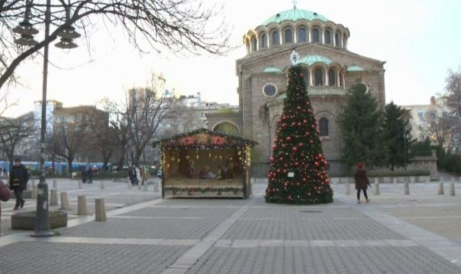 В София откраднаха агнето от сцената на Рождество, в Перник - украсена елха