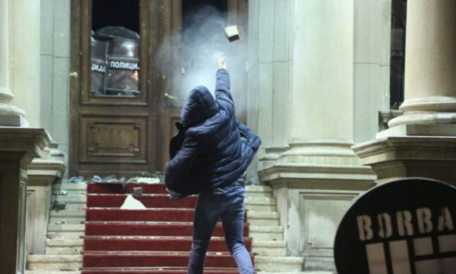 Обсада на кметството, хаос и полицейско насилие в Белград след отказа на Вучич да касира изборите 
