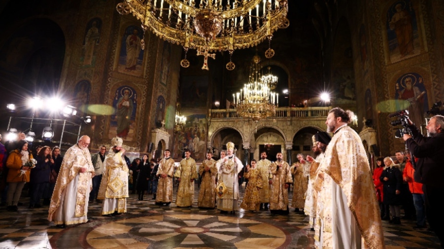 За мир по света и доброта между хората призова митрополит Антоний в празничната Рождественска литургия в Св. Ал. Невски