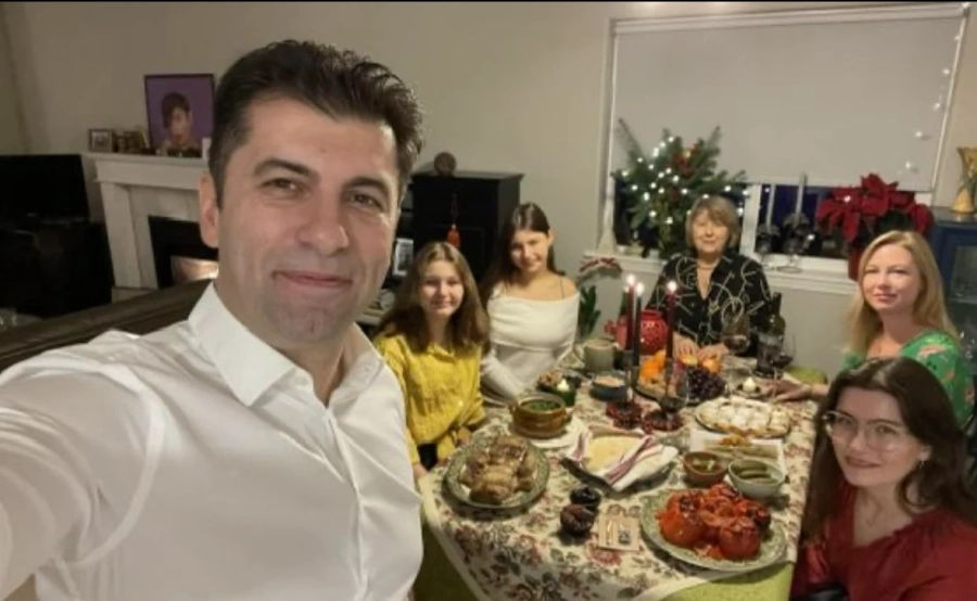Петков честити Коледа от Канада