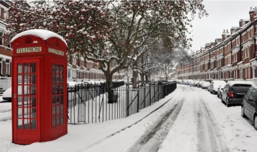 МВнР предупреждава: Лошо време оставя части от Великобритания без транспорт и ток, не пътувайте до там 