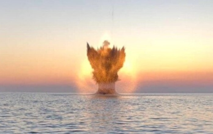 Руска мина избухна и подпали товарен кораб в Черно море, има ранени