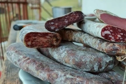 Хванаха полицаите Грую и Гошо с две каси луканка подкуп