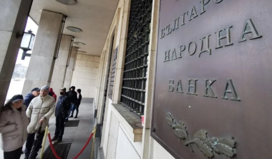 Любители направиха опашка пред БНБ за монета от 5057 лв.