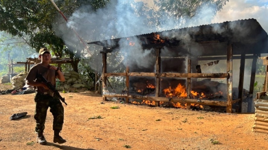 Снаряди летят и през границата между Китай и Мианмар