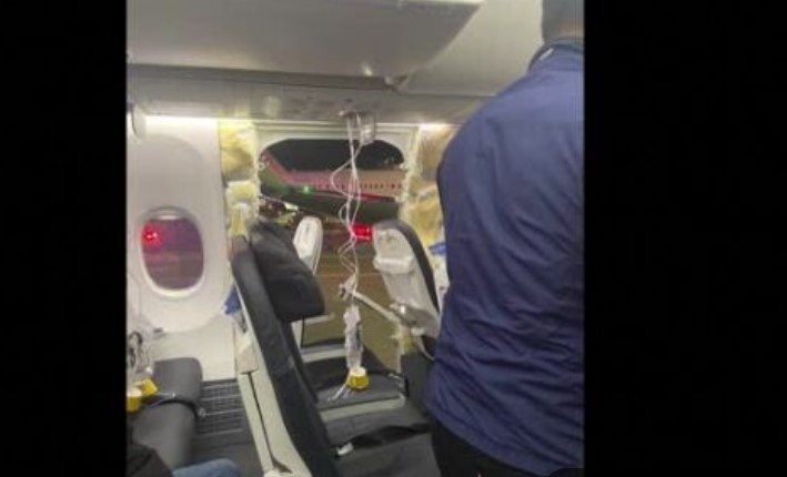 Авиокомпания приземява десетки машини за проверка, след като панел се откъсна по време на полет