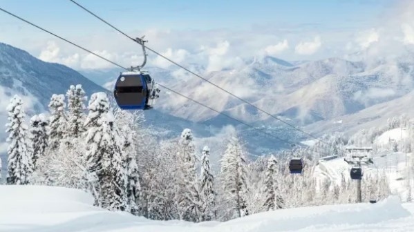 От 7 м височина: Семейство пострада тежко при падане на кабинка на лифт в Австрия (СНИМКИ)