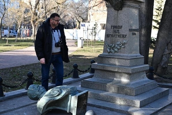 Камери заснели човека, бутнал бюста на граф Игнатиев от паметника му във Варна