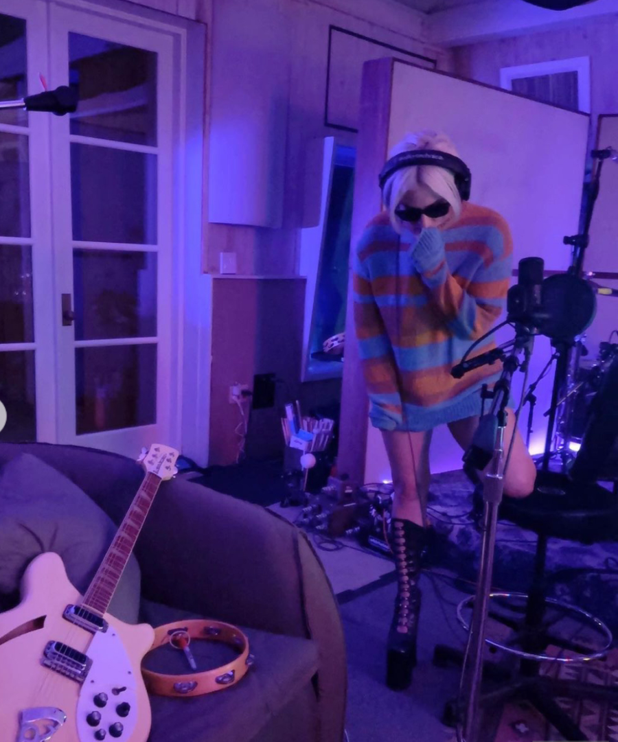 Лейди Гага записва нови песни в студио... по гащи