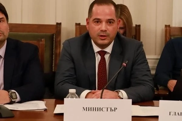 Майка на загинало в катастрофа дете: Министър Калин Стоянов изпълни всяко свое обещание в срок