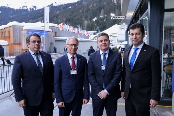 Денков в Давос: Целта е България да влезе в еврозоната на 1 януари 2025 г.