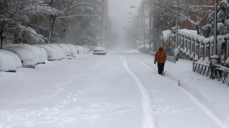 800 снегорина чистят пътищата, приоритет са магистралите и проходите  
