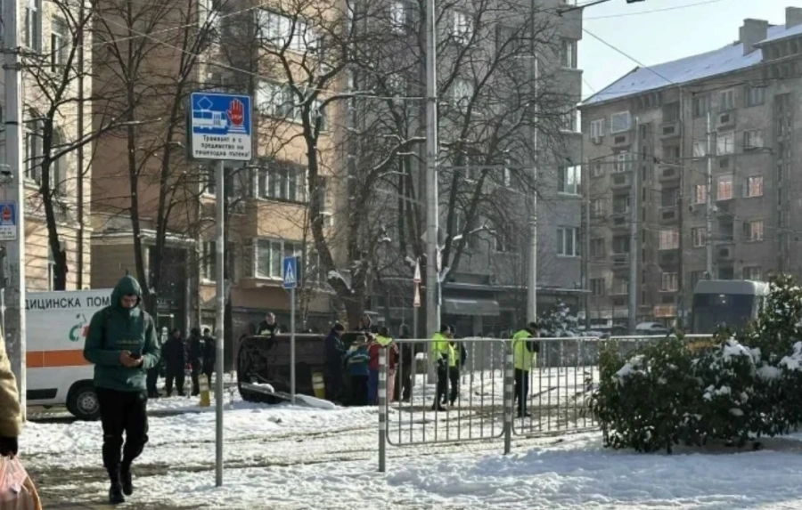 Кола се обърна в центъра на София