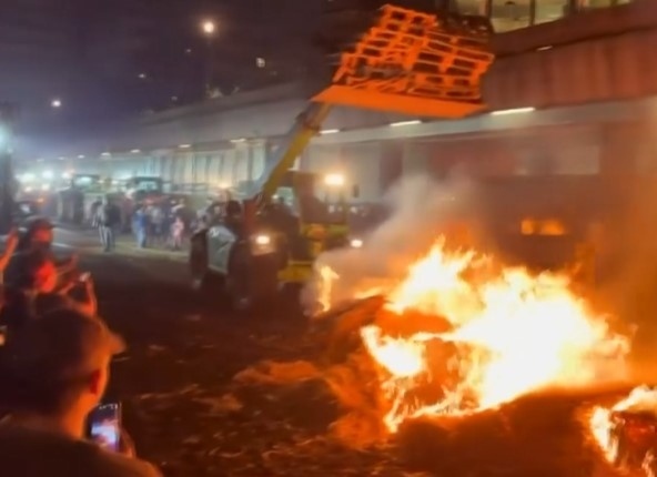 Палежи във Франция: Земеделци блокират основни магистрали към Париж