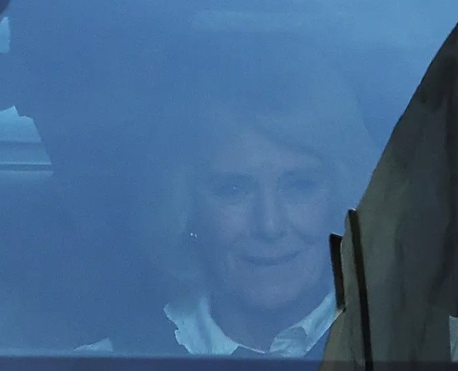 Кралица Камила посети крал Чарлз в болницата (СНИМКИ)