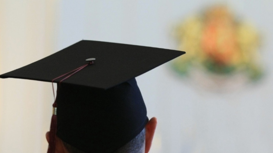 Правителството предлага да отпаднат таксите за обучение в държавните висши училища